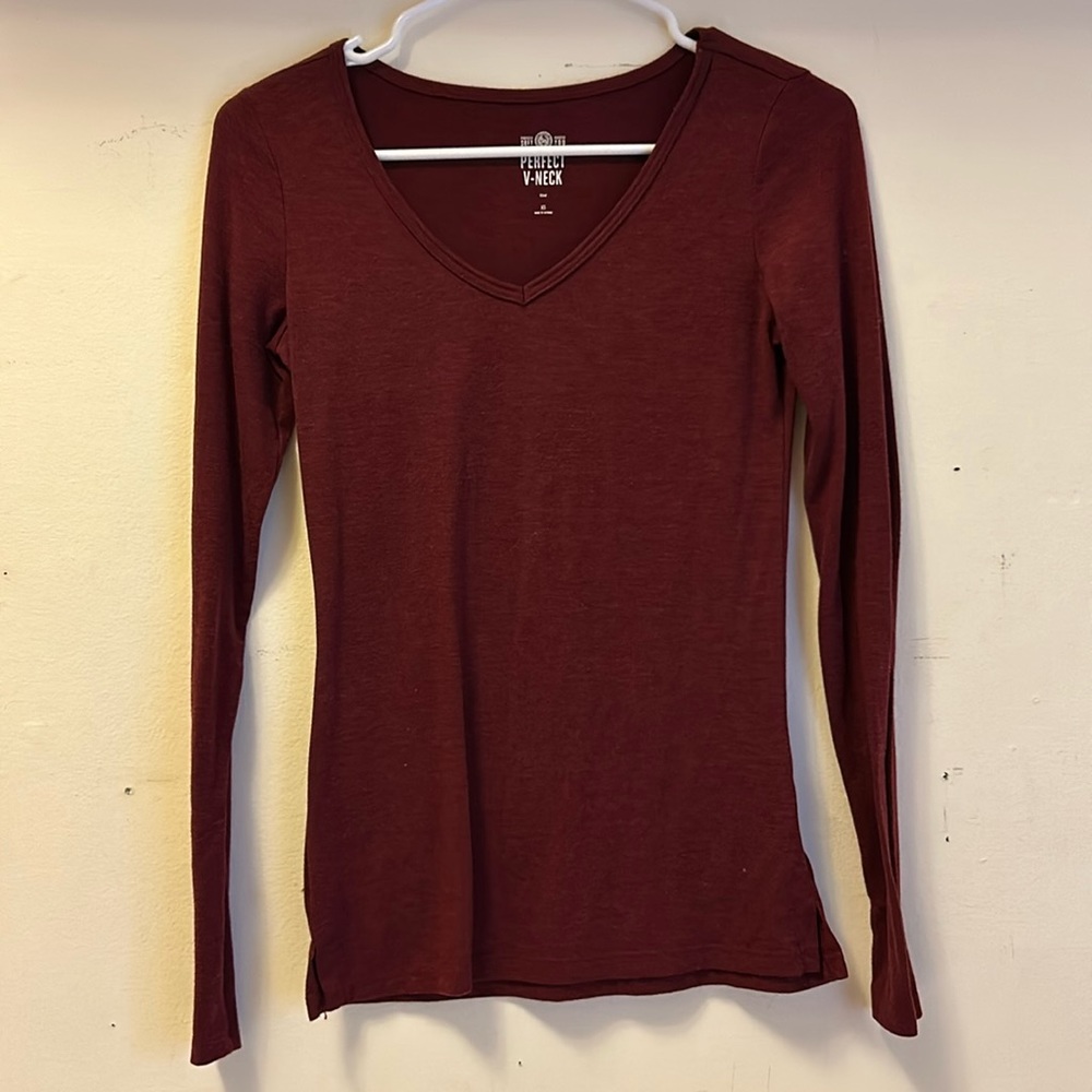 SO XS Perfect v-neck maroon t-shirt